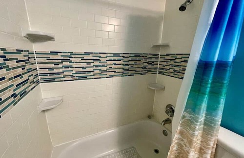 Cocoa Beach Apartamento | Marlin on Tulip Ave - Steps from the Beach