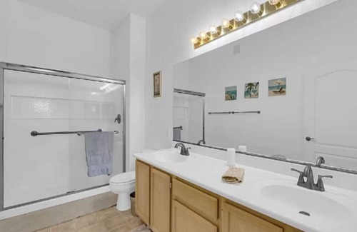 MacDonald Ranch Condominio | Urban Elegance: Carnegie, Henderson Hideaway