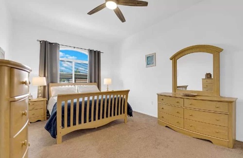 MacDonald Ranch Condominio | Urban Elegance: Carnegie, Henderson Hideaway