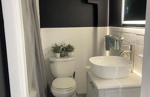 Carteret Casa | Private 1-bdr, 1 bath, Home Theatre, Bar, Kitchen, Near NYC