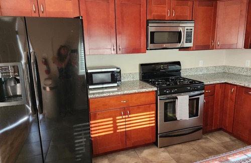 Redding Apartamento | Spacious 3-bedroom apartment with AC, WiFi in Redding. Close to lakes and Bethel