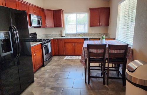 Redding Apartamento | Spacious 3-bedroom apartment with AC, WiFi in Redding. Close to lakes and Bethel