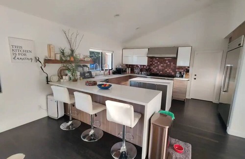 Altadena Casa | Charming 2-bedroom house in beautiful Altadena with AC, WiFi, fitness room