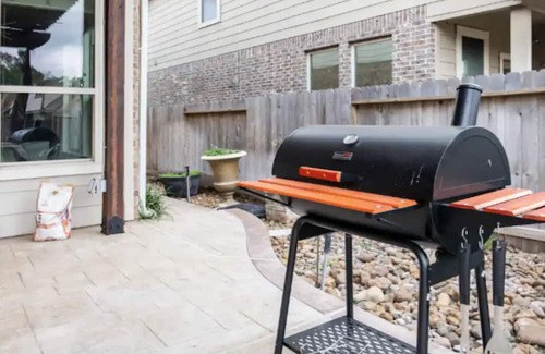 Barker Casa | Your home away from home, 6beds,Pool,Backyard,Parking,Pool table, pet friendly