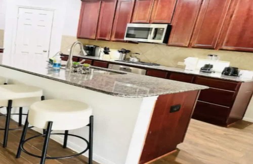 Barker Casa | Your home away from home, 6beds,Pool,Backyard,Parking,Pool table, pet friendly