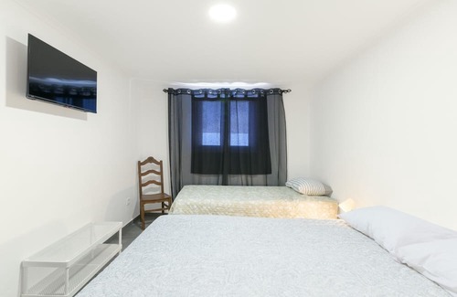 Sines Casa | Private bedroom 'Quarto Triplo Conforto 1' with Private Terrace and Wi-Fi