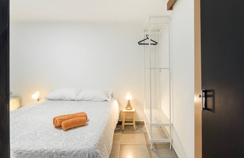 Sines Casa | Private bedroom 'Quarto Triplo Conforto 1' with Private Terrace and Wi-Fi