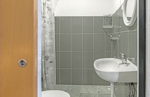 Sines Casa | Private Bedroom 'Quarto Triplo 2' with Private Terrace and Wi-Fi