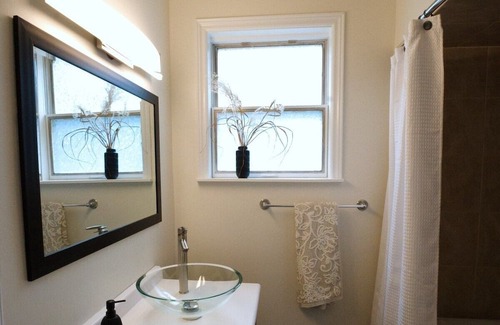 South London Casa | Cozy 2BR in Wortley Village + 2-car Parking + WiFi
