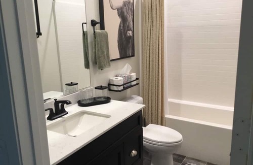 Ventura County Casa | Room in house with access to gym & pool, WiFi in beautiful Santa Paula