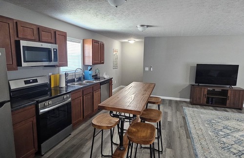 Morehead Apartamento | Two bedroom and two bath, with soaker tub downtown in Morehead.