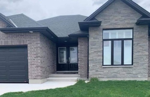 Plympton-Wyoming Casa | This house is a 4 bedroom(s), 2 bathrooms, located in Plympton - Wyoming, ON.