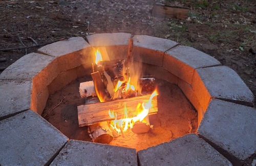 Markville Cabina | Tranquil Cabin Retreat in Serene Danbury – Modern Comforts Amidst Nature’s Charm