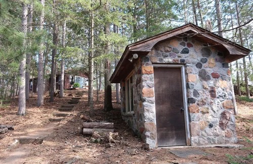 Markville Cabina | Tranquil Cabin Retreat in Serene Danbury – Modern Comforts Amidst Nature’s Charm
