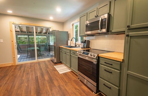Woodgate Cabina | Beautiful 2- bedroom cabin in the Adirondacks with beach/lake access