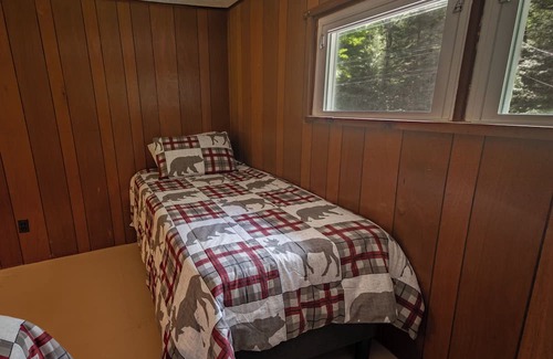 Woodgate Cabina | Beautiful 2- bedroom cabin in the Adirondacks with beach/lake access