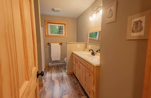 Woodgate Cabina | Beautiful 2- bedroom cabin in the Adirondacks with beach/lake access