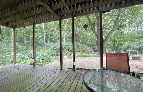 Springfield Apartamento | Scenic lower level 1-bedroom apartment in wonderful Springfield with WiFi, AC