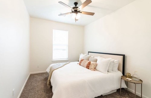 Norman Casa | Spacious 4-bedroom house with WiFi, AC within a couple miles of the Stadium!
