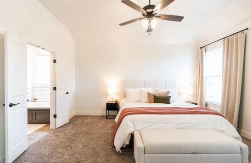 Norman Casa | Spacious 4-bedroom house with WiFi, AC within a couple miles of the Stadium!