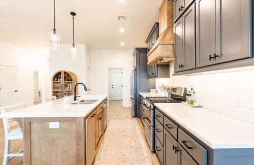 Norman Casa | Spacious 4-bedroom house with WiFi, AC within a couple miles of the Stadium!