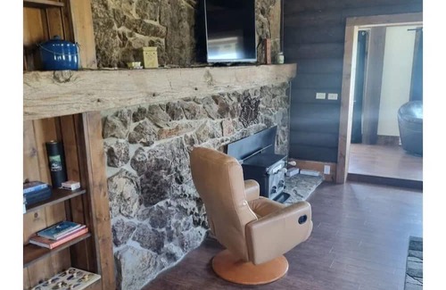 Fishtail Cabina | Private 4-bedroom cabin with WiFi, AC in awesome Nye,Mt. Many nearby attractions