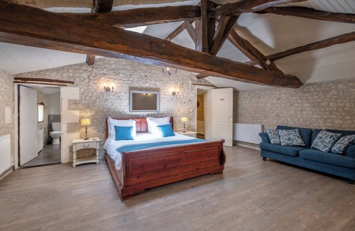Sud Charente Casa | Holiday Home 'Domaine Chez Les Rois' with Private Pool, Private Terrace and Wi-Fi