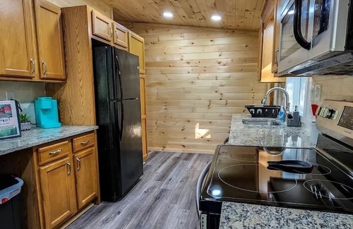 White Haven Cabina | LAKEFRONT w/HOTTUB/FIRE PIT/Arcade GAMES/5 MIN TO SKI/Sleeps 14+ Pet Friendly