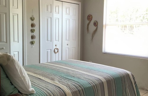 Rainbow Bay Cabaña | The Anchorage - centrally located cozy beach cottage opposite Rainbow Bay Beach