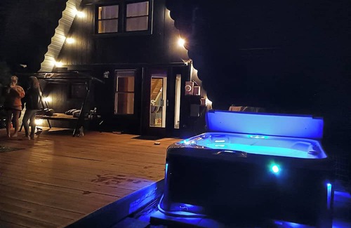 Shohola Cabina | CHARMING A-FRAME CABIN BY THE LAKE w/FULL AMENITIES, PET/FAMILY FRIENDLY!