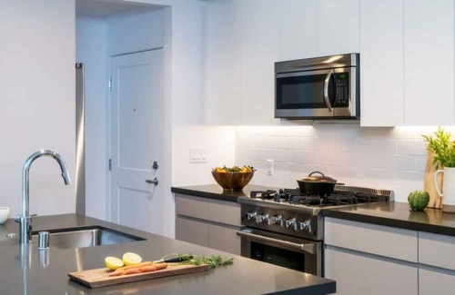 Sharon Heights Condominio | Sharon Green: Stylish 2BR Condo