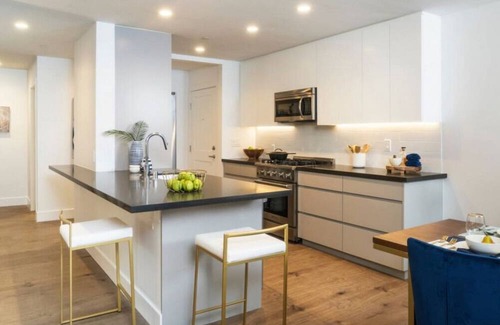 Sharon Heights Condominio | Sharon Green: Stylish 2BR Condo