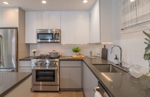 Sharon Heights Condominio | Sharon Green: Stylish 2BR Condo