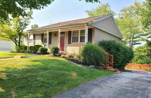 Ballwin Casa | Charming 1-bedroom in basement with AC, WiFi in awesome Ballwin