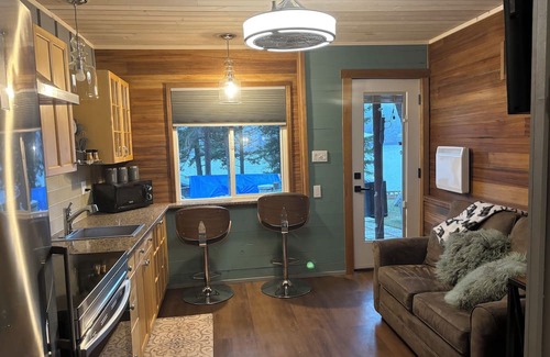 Loon Lake Casa | Cozy Lake front Lodge, great trout fishing. Pet-Friendly!