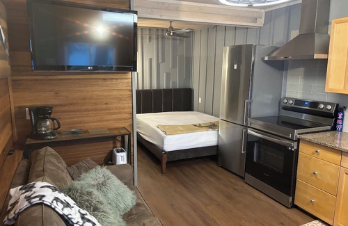 Loon Lake Casa | Cozy Lake front Lodge, great trout fishing. Pet-Friendly!