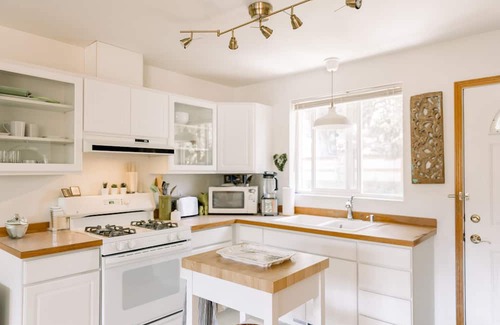 Edgemoor Casa | The Nest on Hawthorne- Charming 2BR in Fairhaven