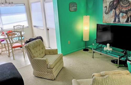 Sea Colony Condominio | 2-bedroom condo in terrific New Port Richey with AC, WiFi