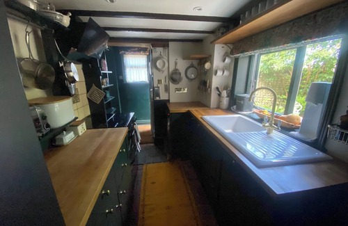 Lewes Cabaña | Deceptively spacious 3-bed cottage with mature garden and home cinema in Lewes