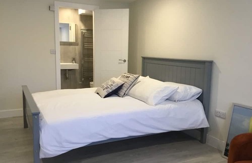 Netley Apartamento | Stunning studio, hot tub, private garden, lovely patio
