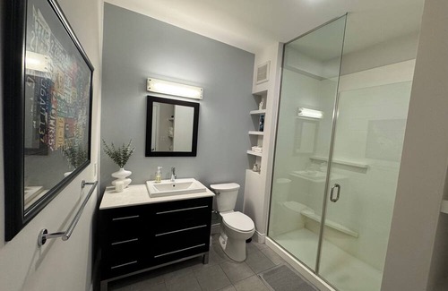 Midtown Apartamento | 2BR2B Modern Oasis D/twn Detroit with Pool. Walk to all stadiums and theatres