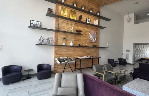 Midtown Apartamento | 2BR2B Modern Oasis D/twn Detroit with Pool. Walk to all stadiums and theatres