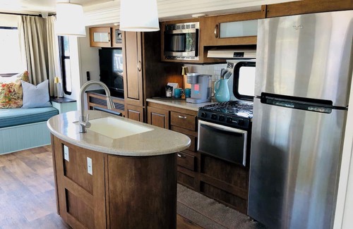 Allentown Casa | Couples Cottage Camper