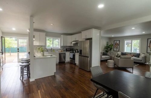 Parkland Cama Y Desayuno | Comfy Twin Beds in Tacoma