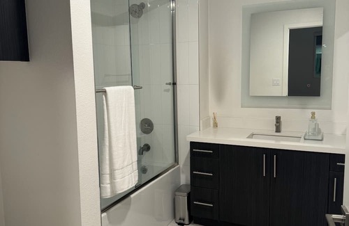 Hollywood Apartamento | Charming 1-bedroom suite in marvelous Los Angeles with AC, WiFi