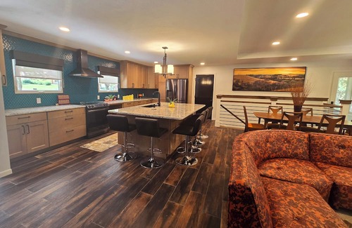 Manhattan Casa | The Bradley House - Beautiful & Spacious Home - Near Campus & Stadium