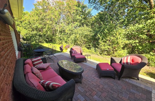 Manhattan Casa | The Bradley House - Beautiful & Spacious Home - Near Campus & Stadium