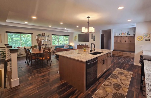 Manhattan Casa | The Bradley House - Beautiful & Spacious Home - Near Campus & Stadium
