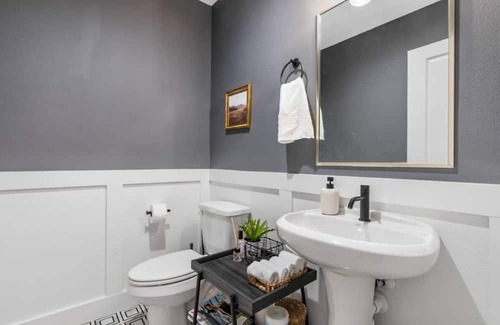 Lazybrook/Timbergrove Casa | Spacious, pet friendly home with Yard and EV charger