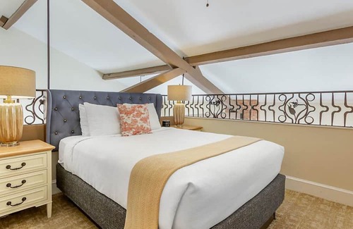 French Quarter Complejo | 1 Bedroom Loft Condo at Lodge Alley Inn - Downtown Charleston!